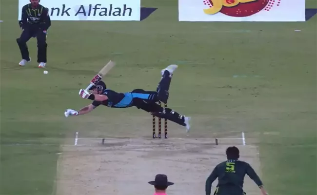 PAK VS NZ 5th T20: Full Stretch Dive From Tim Seifert During Batting