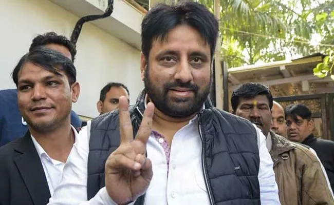 delhi HC grants bail AAP MLA Amanatullah Khan Waqf Board case