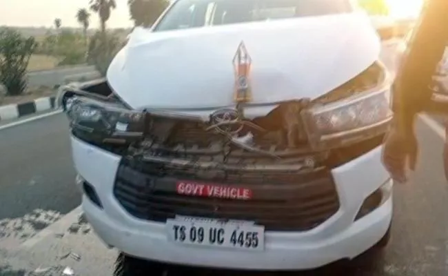 Small Accident In Kcr Bus Yatra Convoy In Miryalaguda