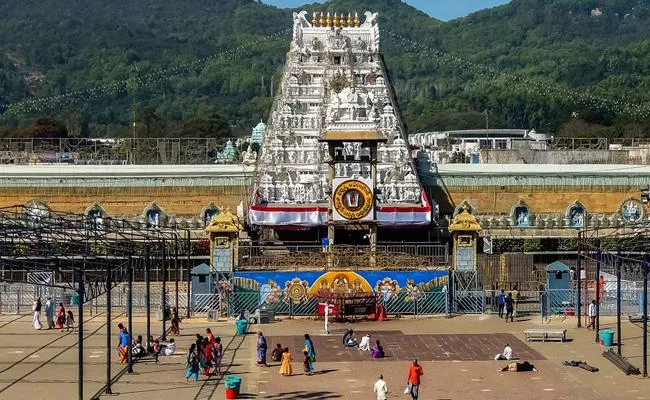 Devotees Crowd Reduced In Tirumala - Sakshi