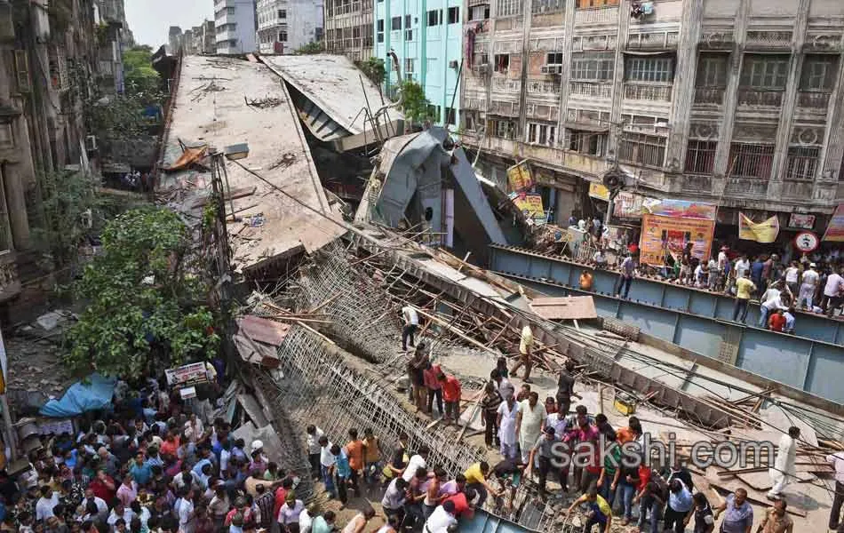 flyover collapsed in kolcutta