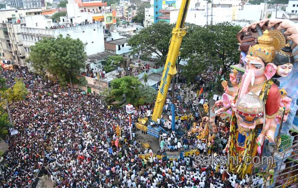 Hyderabad bid emotional farewell to Lord Ganesh - Sakshi