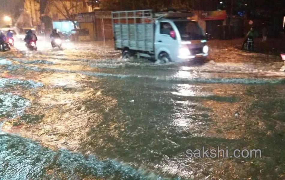 heavy rain hits hyderabad city - Sakshi