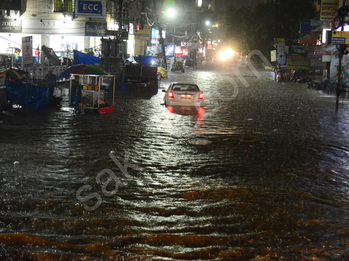 Heavy Rains Lash Hyderabad - Sakshi