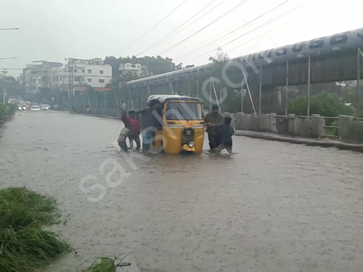 heavy rain in hyderabad - Sakshi