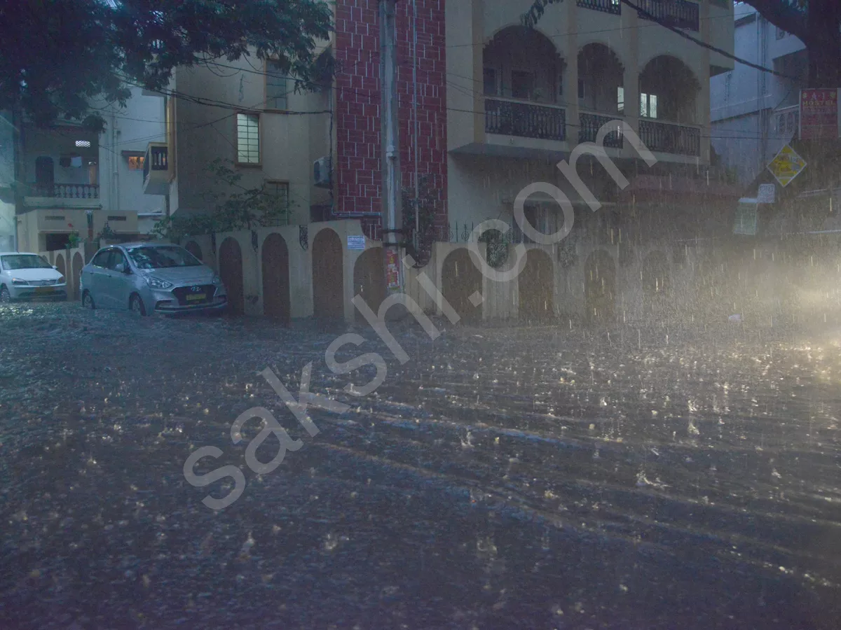  heavy rain lashes Hyderabad 