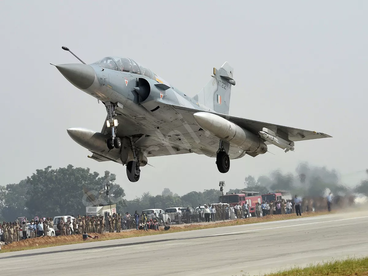 Indian Air Force successfully lands fighter jet on Yamuna Expressway