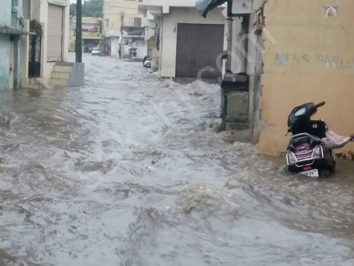 Heavy Rains lashes Hyderabad on Sunday - Sakshi