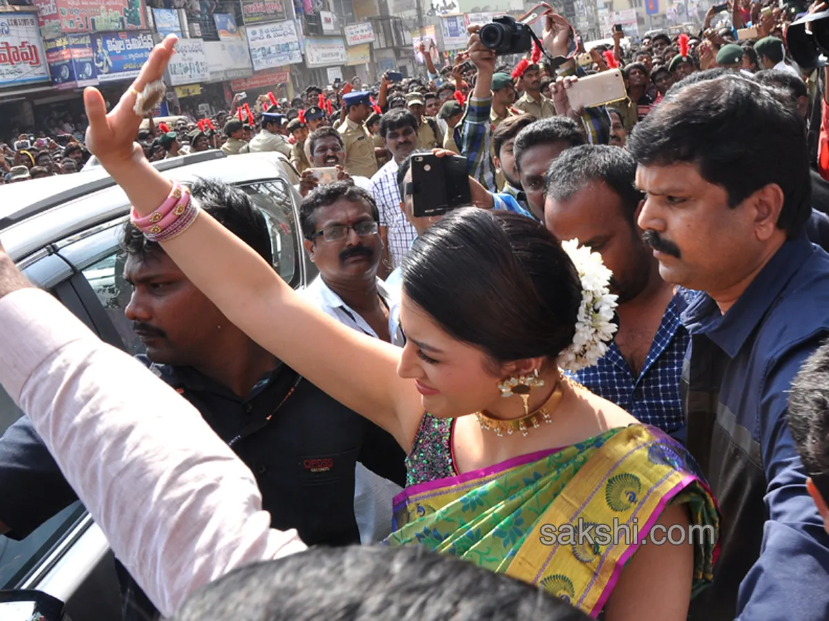 Cine Actress Mehreen visited nellore CMR Shopping Mall - Sakshi