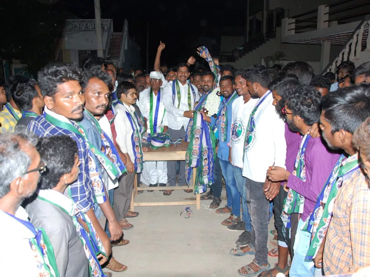 200 Youth Join YSRCP To In Giddalur Photo Gallery - Sakshi