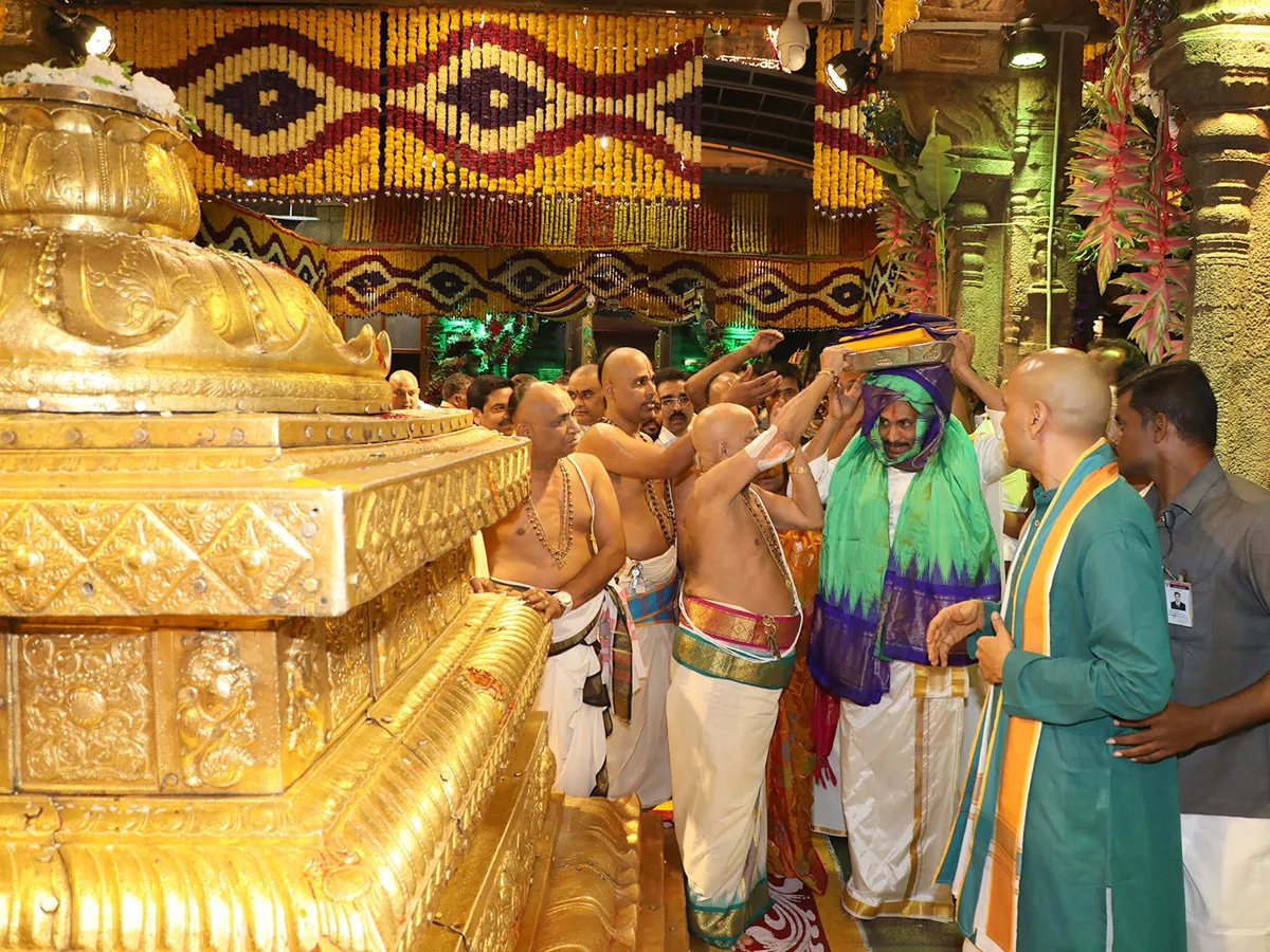 AP CM YS Jagan Offers Special Prayers at Tirumala Brahmotsavam 2019 Photo Gallery - Sakshi