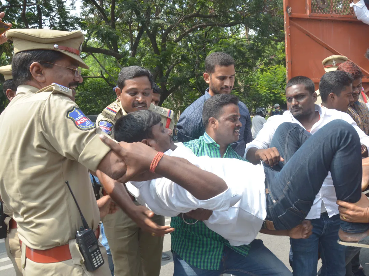 OU students protest in support of RTC strike Photo Gallery - Sakshi