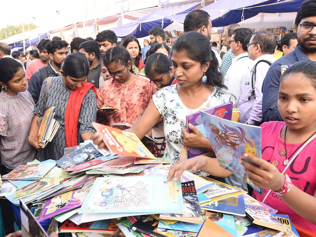 Heavy Rush Hyderabad Book Fair 2019 Photo Gallery - Sakshi