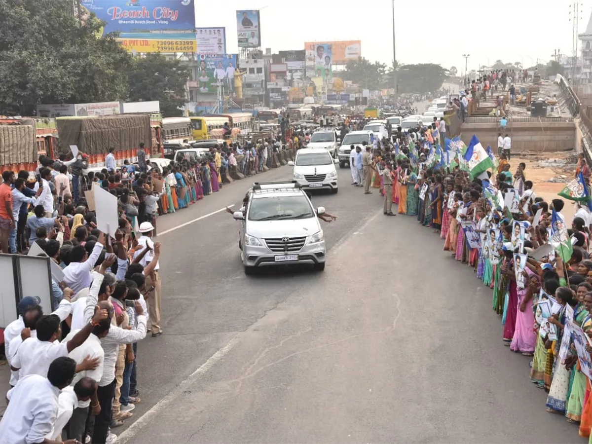 Grand Welcome To CM YS Jagan In Visakhapatnam Photo Gallery - Sakshi