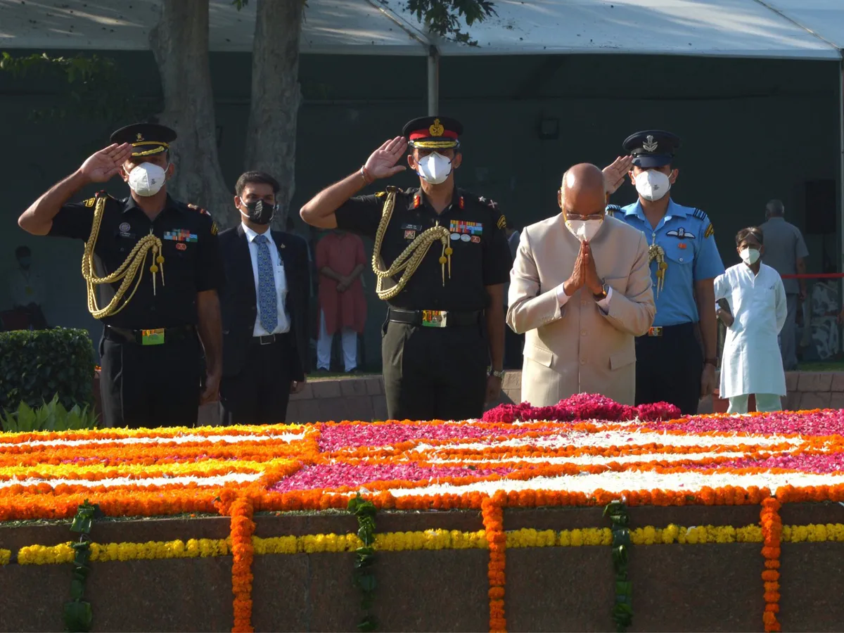 President Kovind, PM Modi pay tribute to Mahatma Gandhi at Rajghat - Sakshi