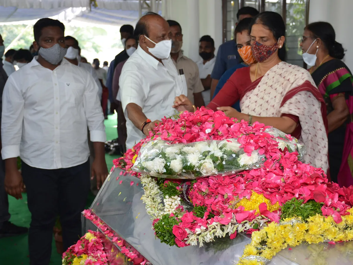 Former Home Minister Nayani Narasimha Reddy Funeral Completed at Maha Prasthanam - Sakshi