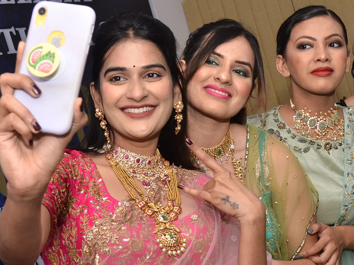 Diamond jewwllery Expo photo gallery - Sakshi