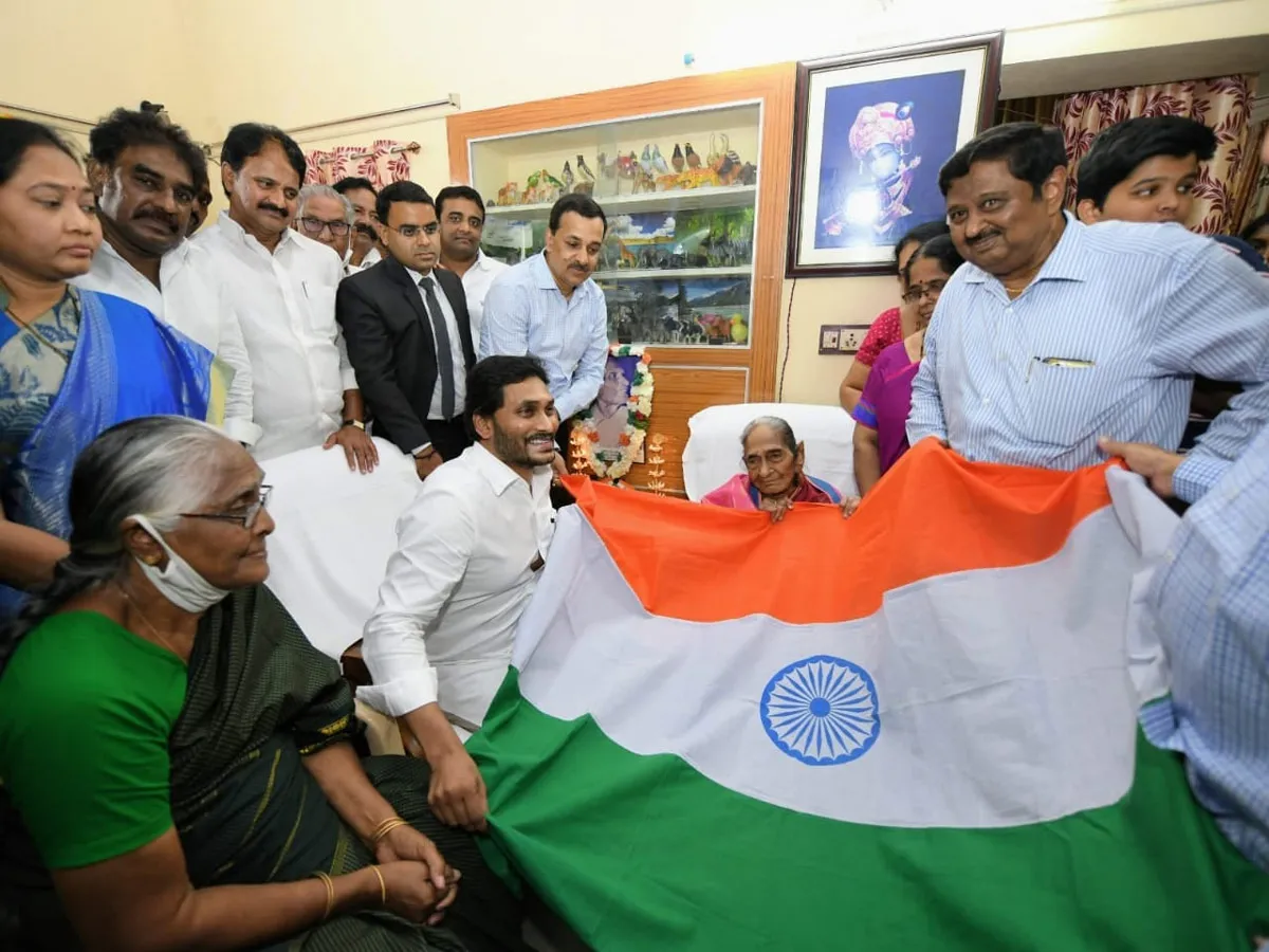 CM Jagan Honours Pingali Venkayya Family Photo Gallery - Sakshi