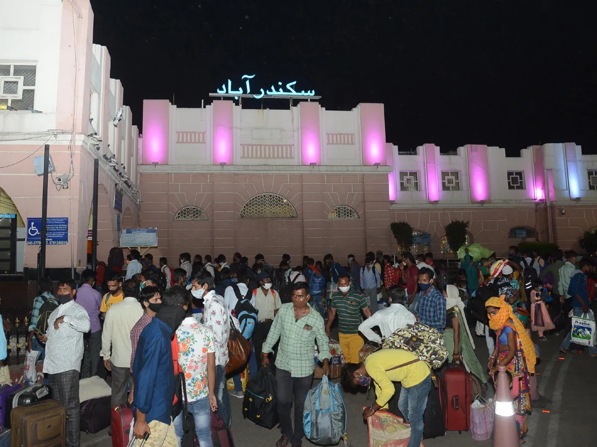 Hyderabad Heavy Rush at Secunderabad Railway Station - Sakshi