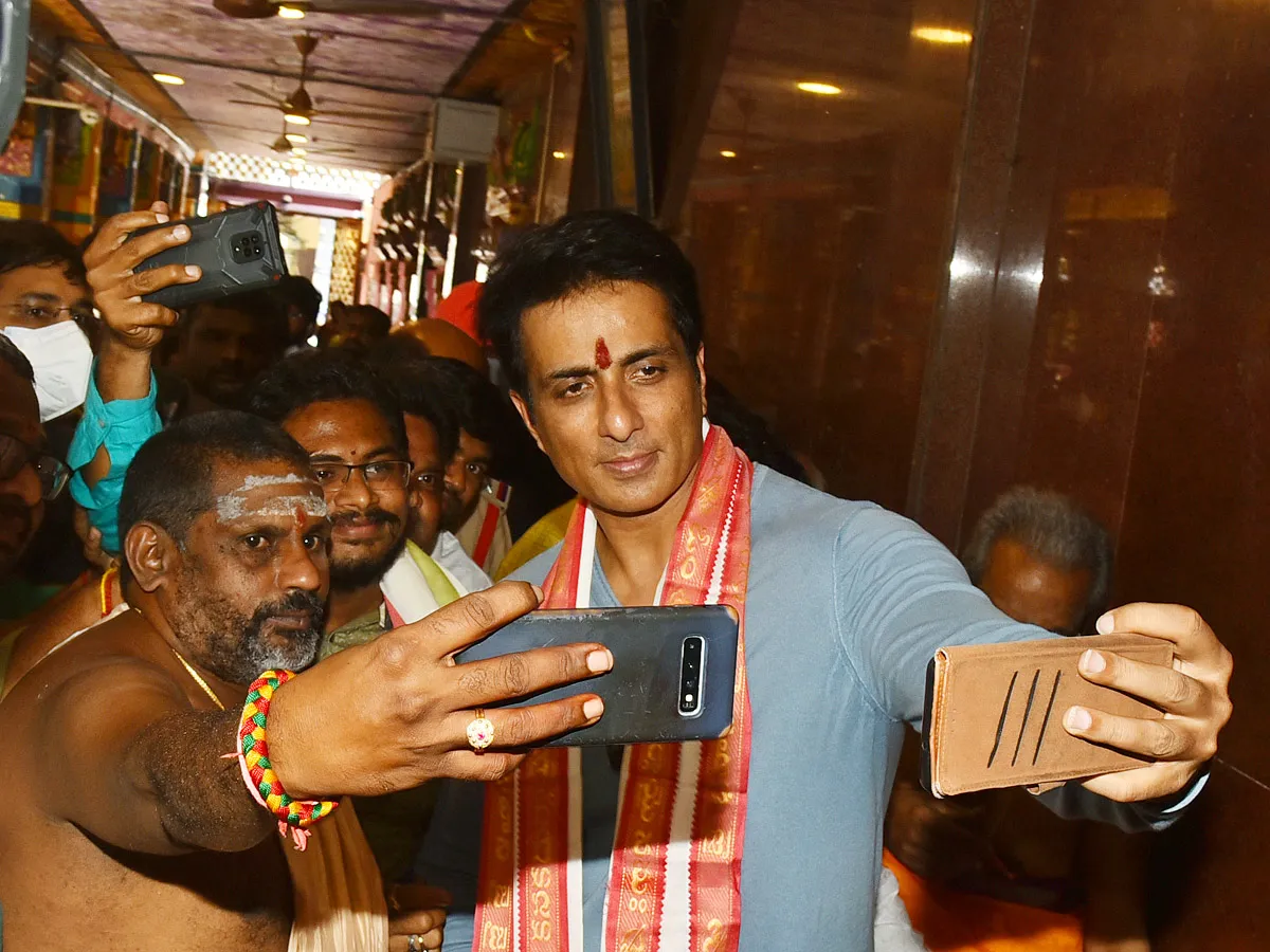 Sonu Sood Visits Kanaka Durga Temple Vijayawada - Sakshi