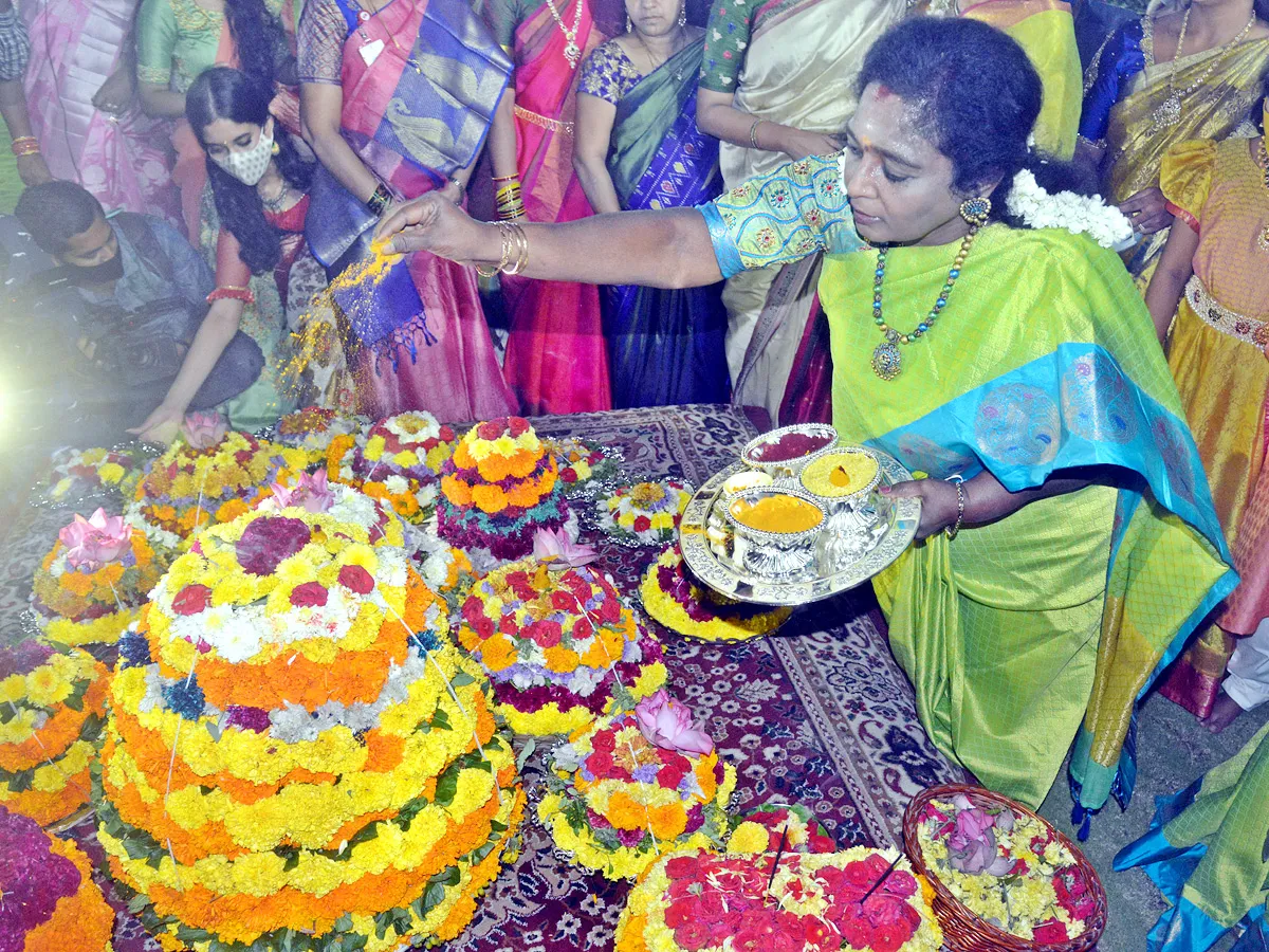 Batukamma Celebrations in Raj Bhavan Photo Gallery - Sakshi