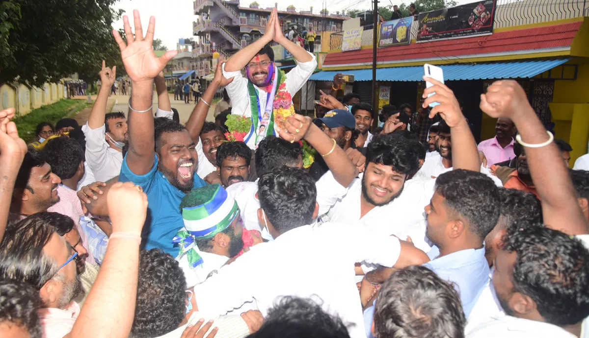 YSRCP Celebrates Municipal Elections Victory - Sakshi