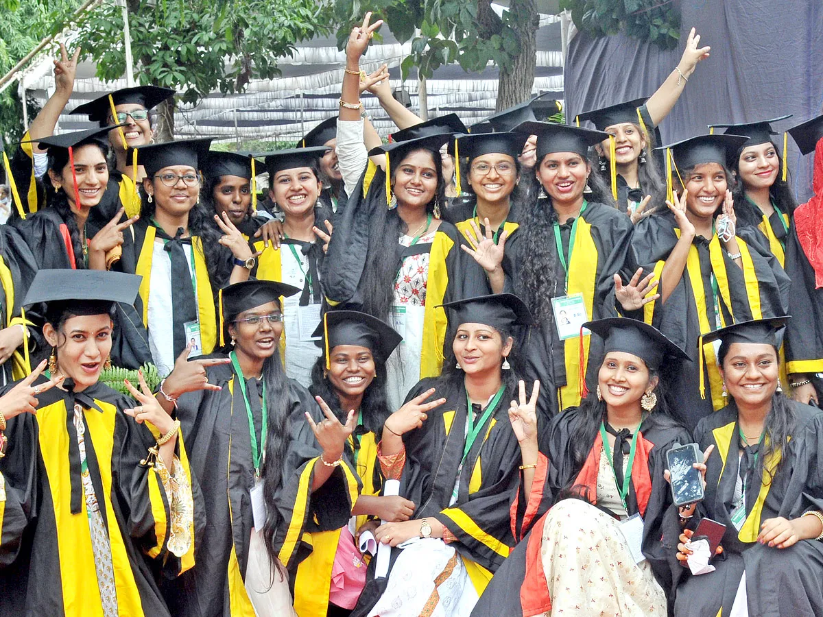 16th Graduation Ceremony Koti Womens College Photo Gallery - Sakshi