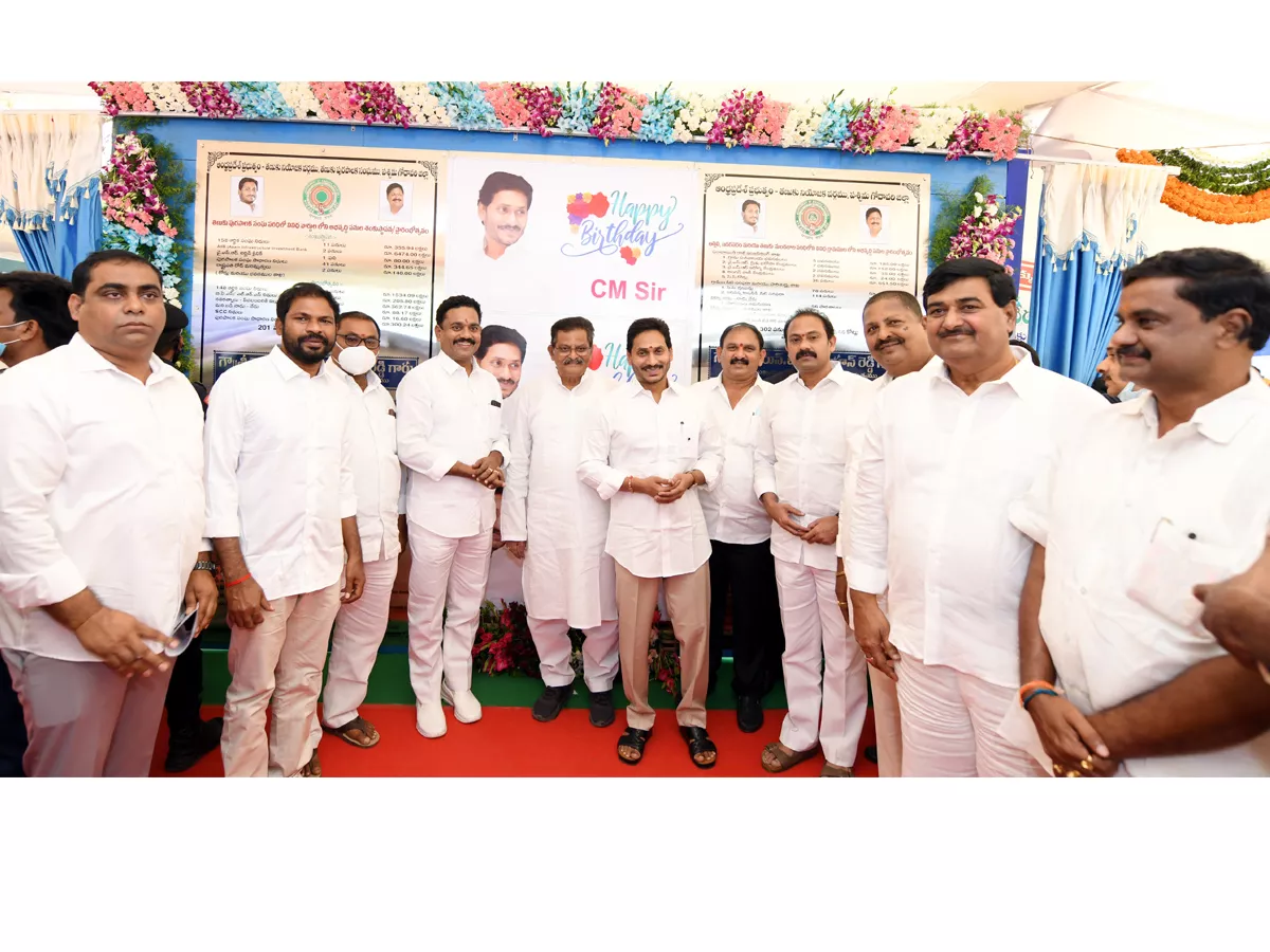 AP CM Jagan Inaugurated Jagananna Sampoorna Gruha Hakku Scheme in Tanuku Photo Gallery - Sakshi