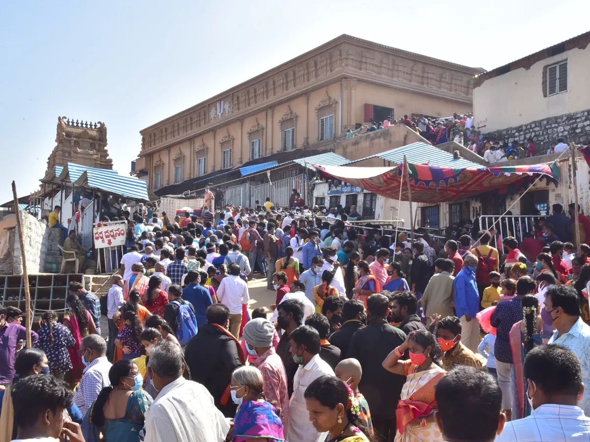 Devotees Rush At Yadadri Temple Photo Gallery - Sakshi