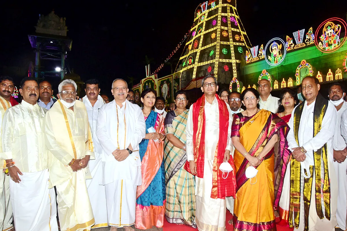 VIPs Visits Tirumala Temple On the Eve of Vaikunta Ekadashi - Sakshi