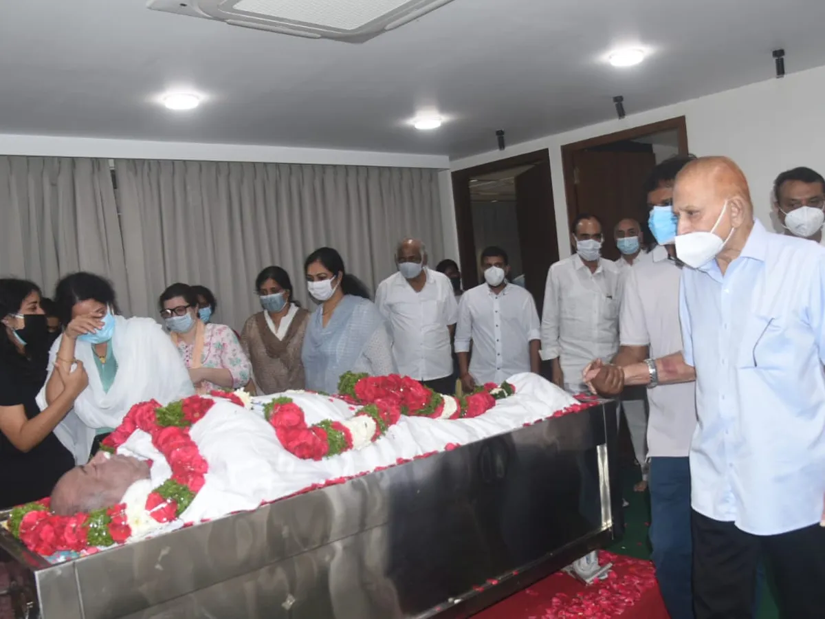 Superstar Krishna Garu and family members paid last respects to RameshBabu Photo Gallery - Sakshi