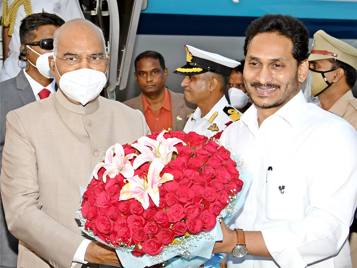 CM YS Jagan Receive President Ram Nath Kovind Vizag  - Sakshi