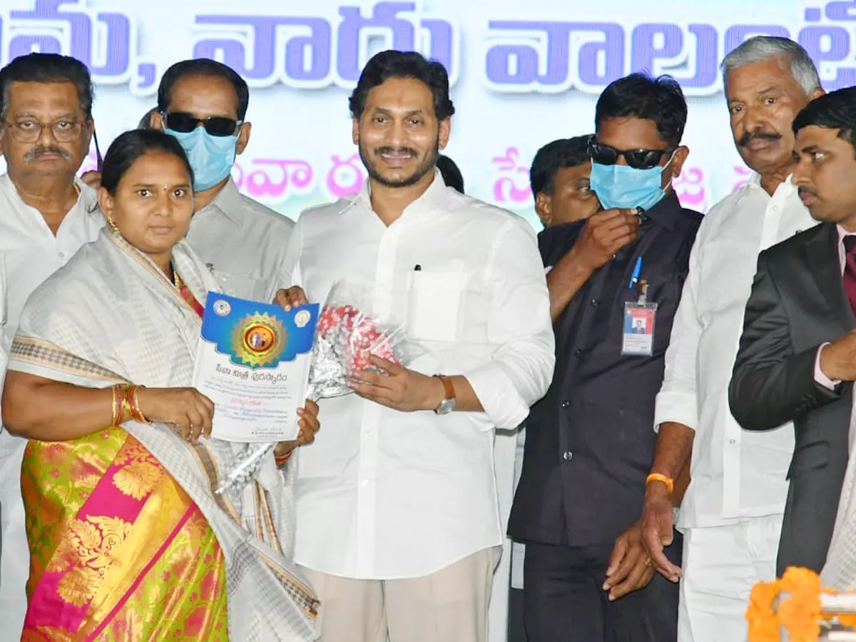 CM YS Jagan Felicitates Grama Volunteers Narasaraopet - Sakshi