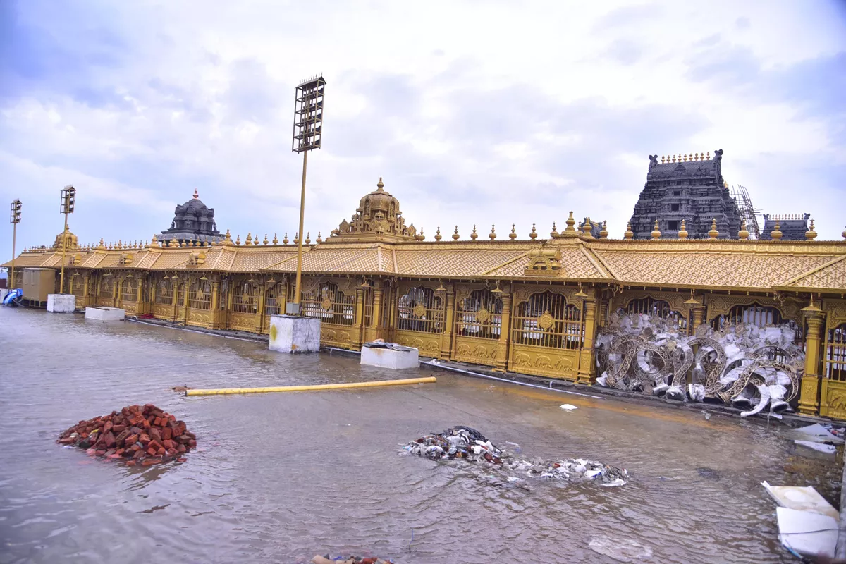  Heavy Rains Damage Newly Built Roads In Yadadri - Sakshi