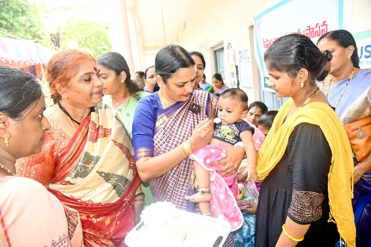 AP Minister Ushashri Charan With Childrens Of Anganwadi At Vizag - Sakshi