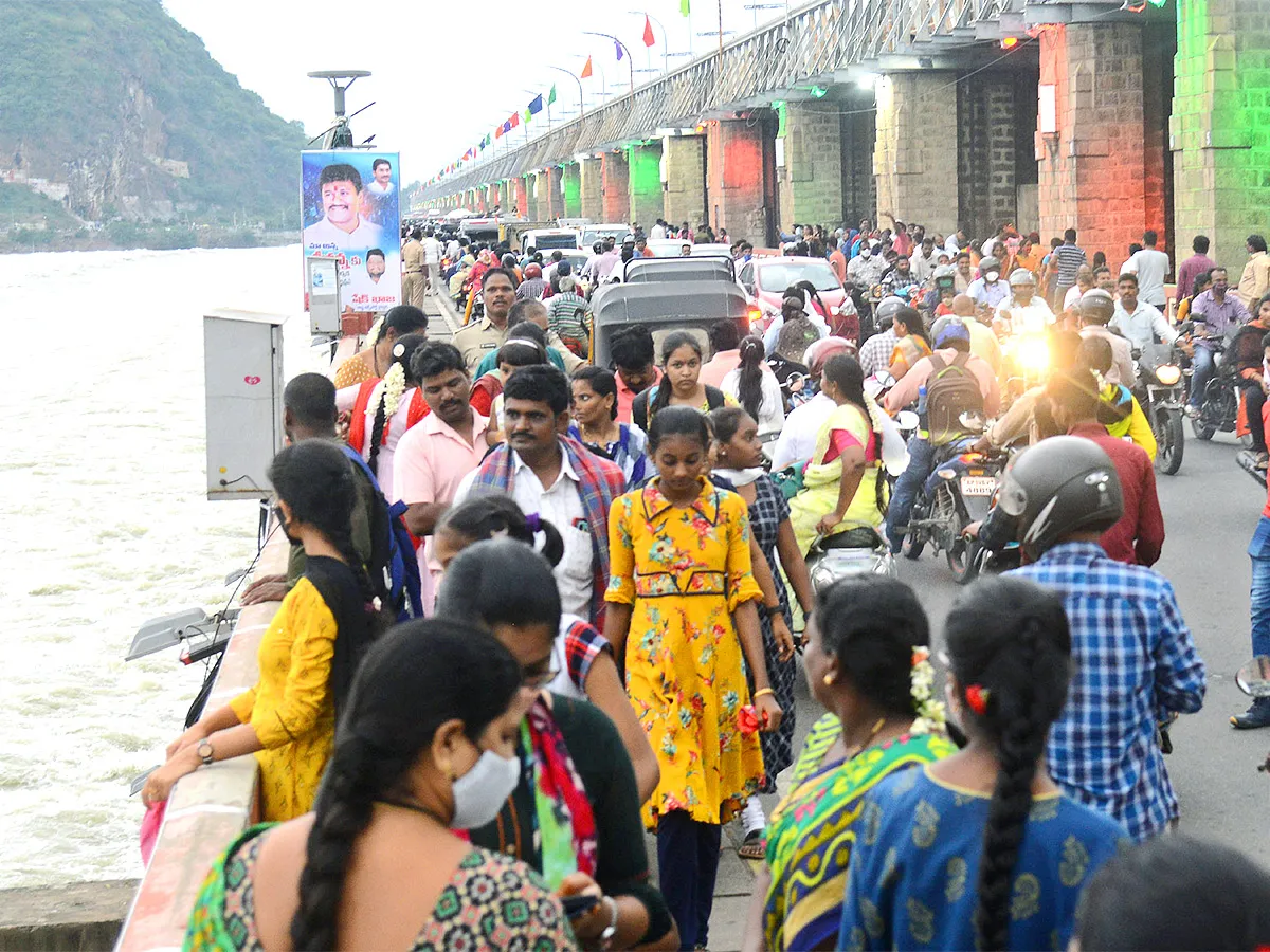 People Rush To Prakasam Barrage To Watch Floodwaters - Sakshi