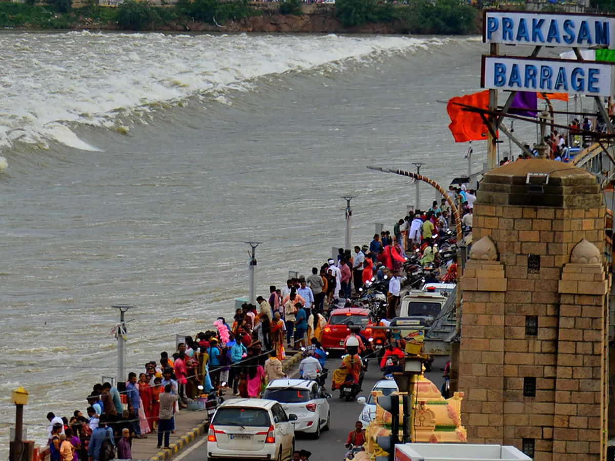 People rush to Prakasam barrage to watch floodwaters Photo Gallery - Sakshi