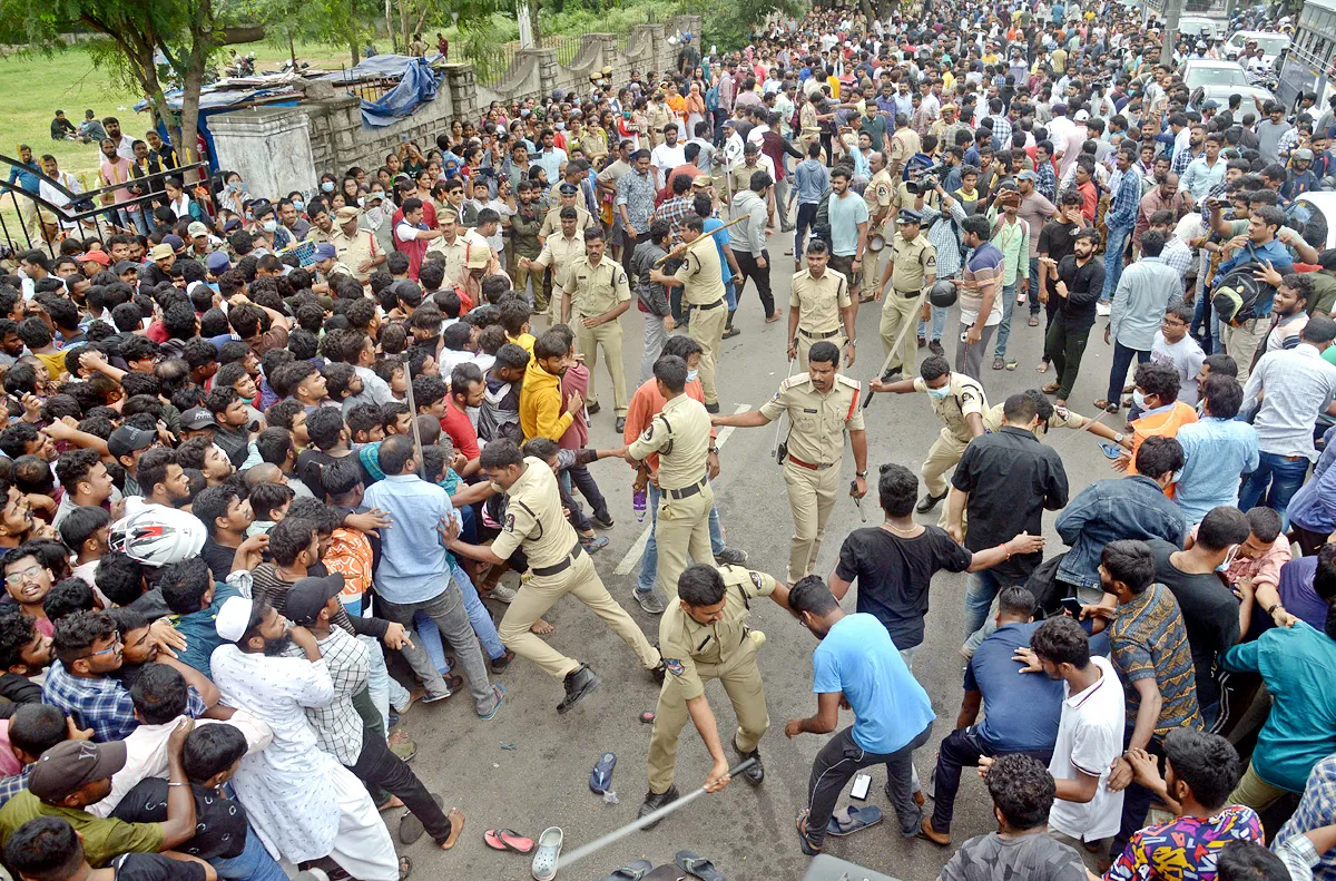 Police Lathi Charge Cricket Fans Of Gymkhana Cricket Stadium - Sakshi