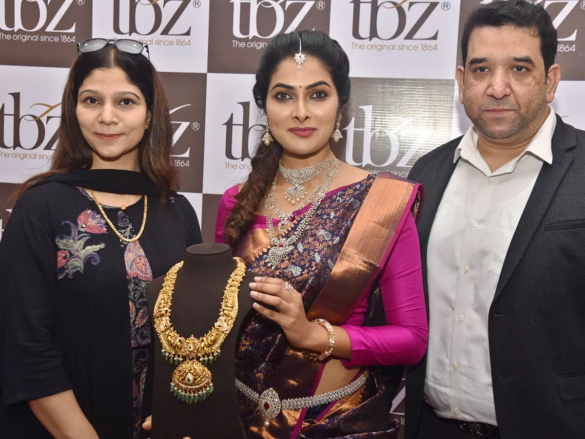 Divi Vadthya Launches Jewellery Store in Panjagutta Photo Gallery - Sakshi