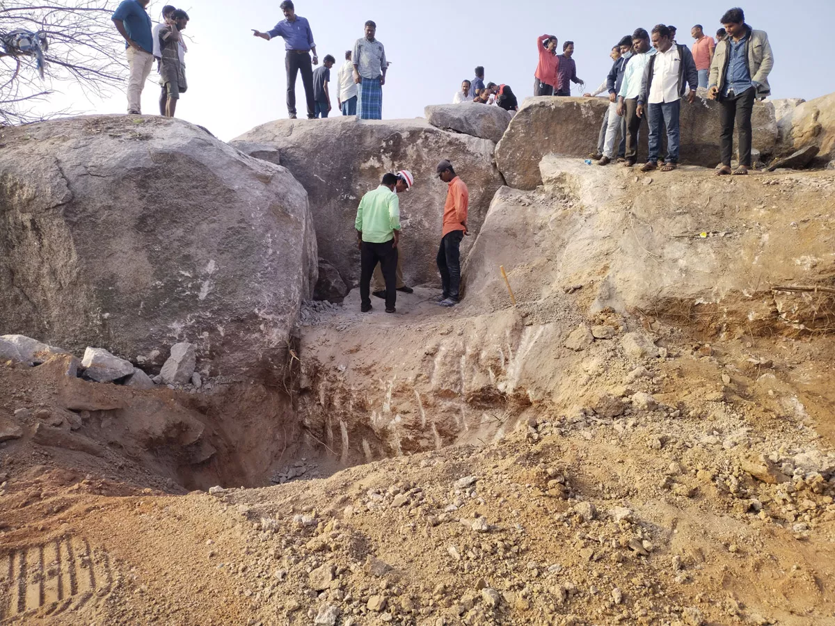 Man Trapped in Rock Cave At Nizamabad - Sakshi