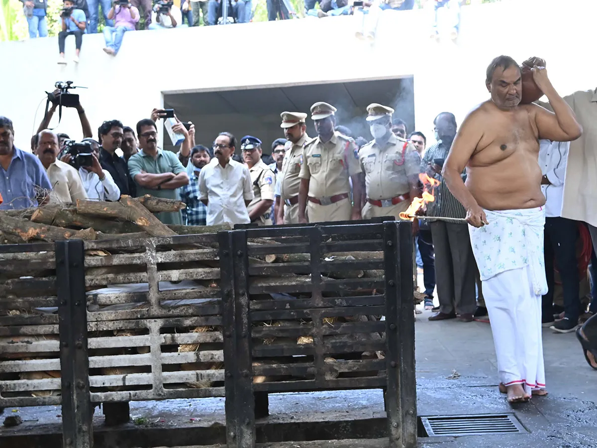 Kaikala Satyanarayana Last Rites Mahaprasthanam Photos - Sakshi