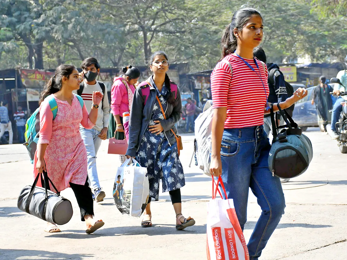 Public Heavy Rush In Bus Stand Over Sankranthi Holidays - Sakshi