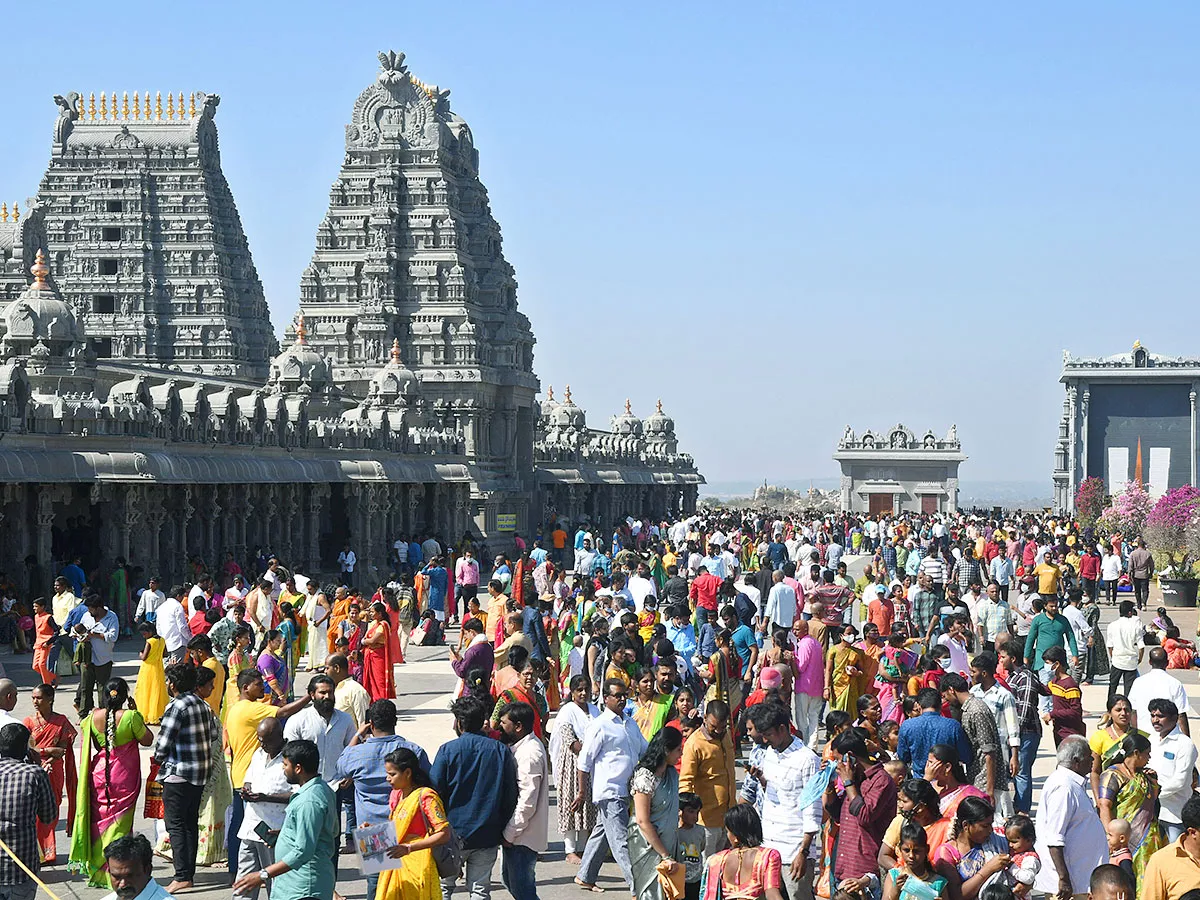 Devotees Crowd at Yadadri Temple - Sakshi