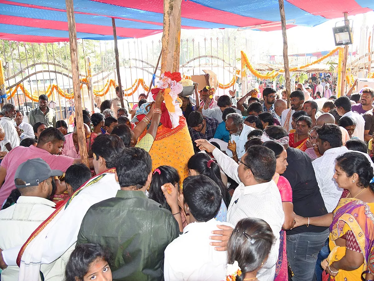 Sammakka Saralamma Chinna Jatara in Medaram Photos - Sakshi