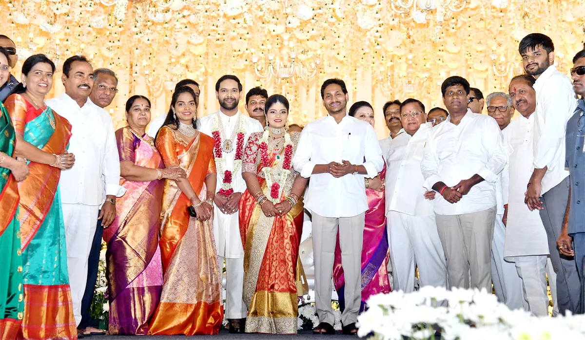 CM Jagan Attends Nidadavole MLA Srinivas Naidu Daughters Marriage - Sakshi