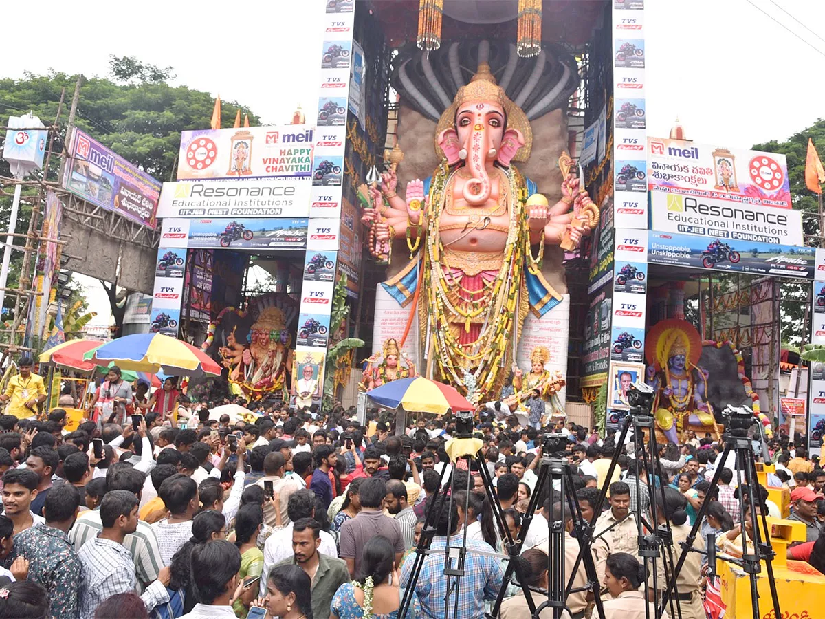 Huge Devotees Rush At Khairatabad Ganesh Photos - Sakshi