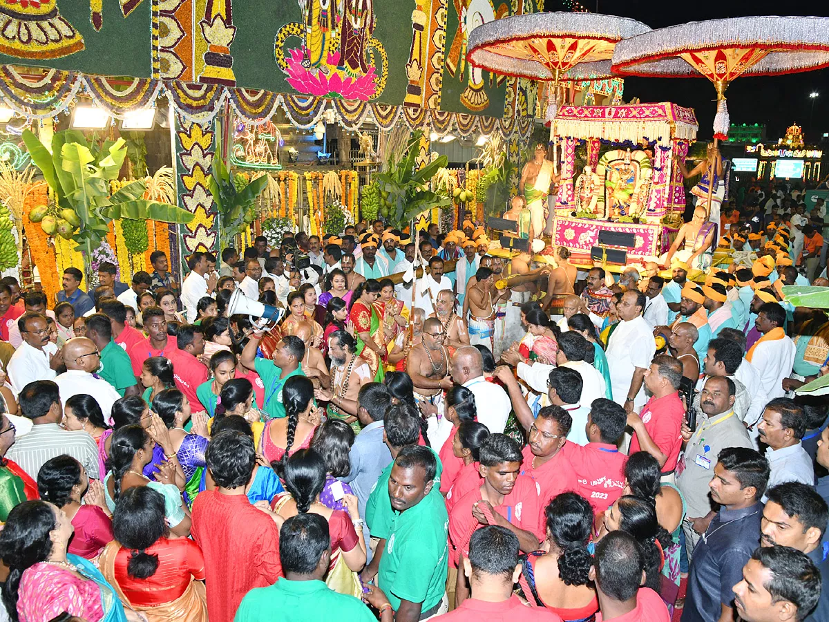 Tirumala Srivari Navaratri Brahmotsavam 2023 - muthyapu pandiri vahanam Photos - Sakshi