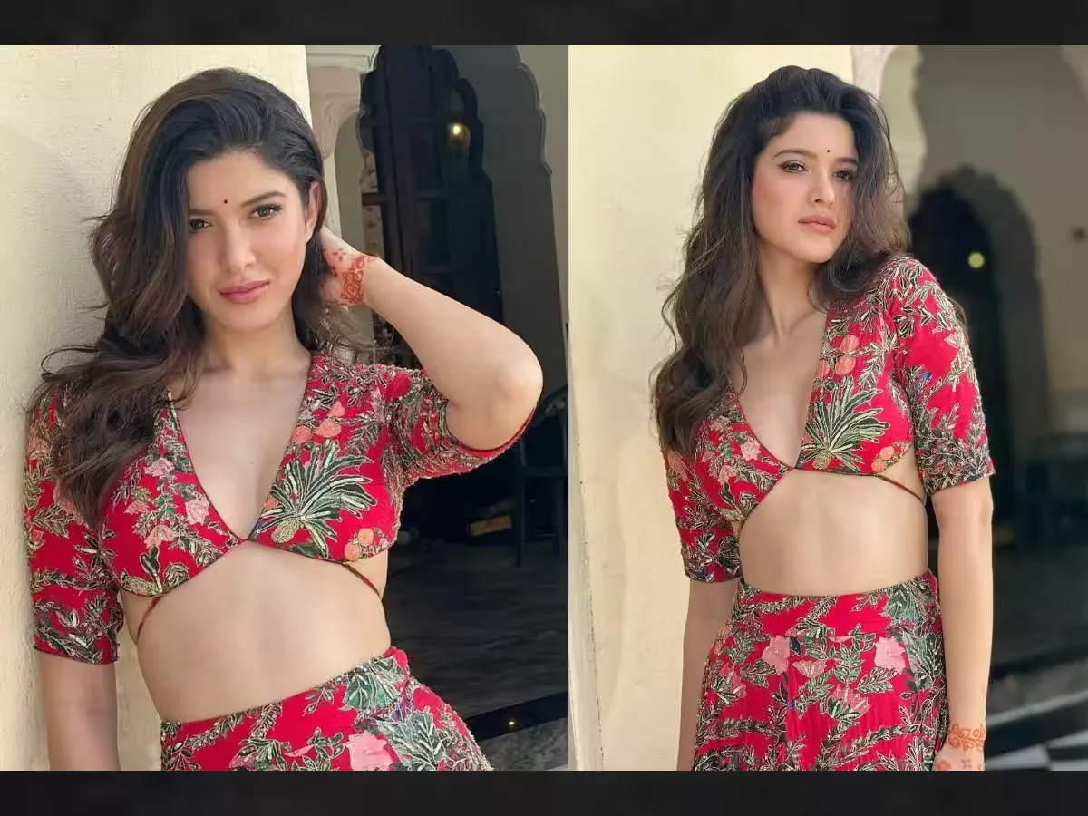 Shanaya Kapoor With Stylish Poses - Sakshi