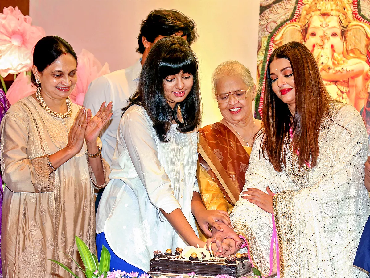 Aishwarya Rai with daughter Aaradhya Bachchan celebrates her 50th birthday - Sakshi