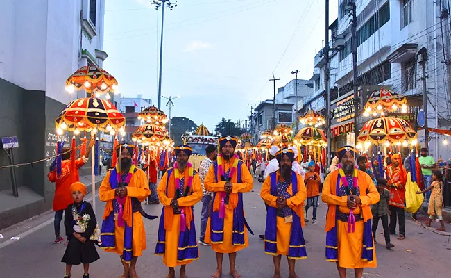 NAGAR KIRTAN On Occasion Of 554th Birthday Celebration Of Sri Guru Nanak Jayanti Photos - Sakshi